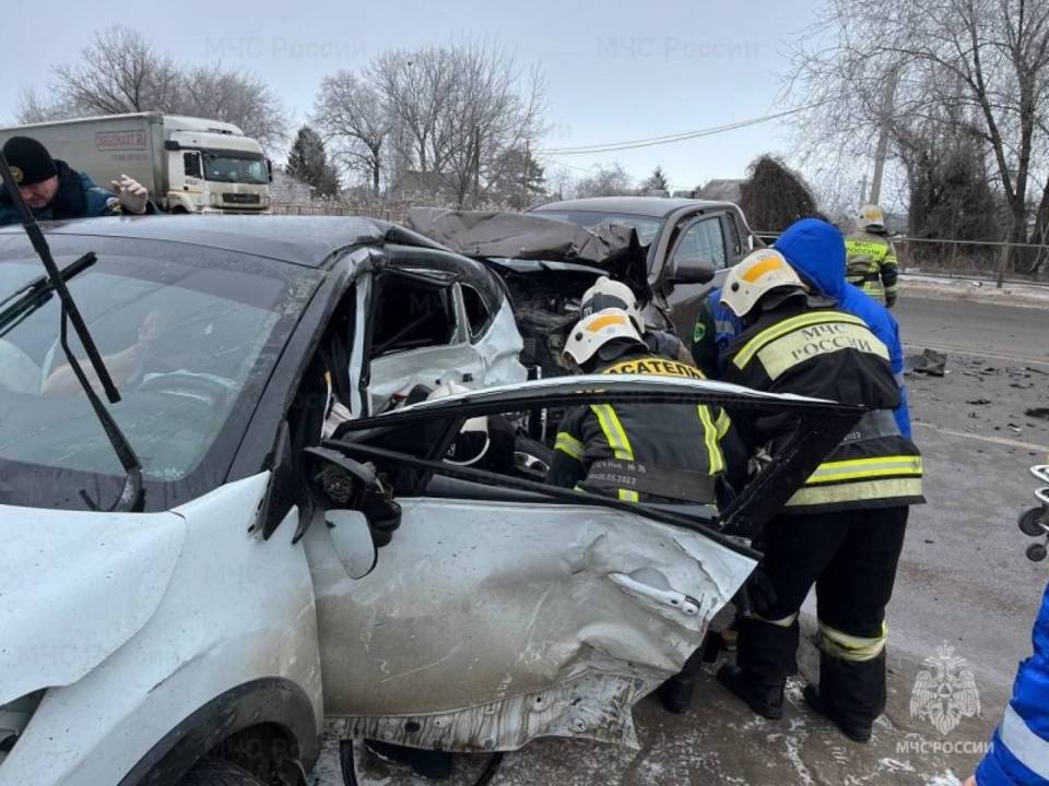 Сотрудники МЧС спасли волгоградцев после аварии